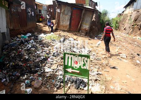 (150522) -- NAIROBI, 22. Mai 2015 -- Bewohner laufen an einer Müllhalde am Kibera Slum vorbei, wo Cholera am 22. Mai 2015 in Nairobi, Kenia gemeldet wurde. Ärzte aus Kenias Landes- und Bezirksregierungen haben beschlossen, den jüngsten Choleraausbruch in dem Land innerhalb der nächsten 30 Tage zu beenden. Seit Anfang Januar wurden in den 11 Kenianischen Bezirken Cholerafälle gemeldet, bei denen 65 Menschen ums Leben kamen. )(zdz) KENIA-NAIROBI-CHOLERA-AUSBRUCH JohnxOkoyo PUBLICATIONxNOTxINxCHN 150522 Nairobi 22. Mai 2015 Bewohner laufen an einer Müllhalde in Kibera Slum vorbei, wo Cholera in Nairo gemeldet wurde Stockfoto