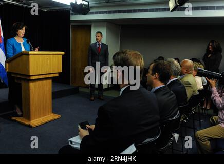 (150522) -- WASHINGTON D.C., 22. Mai 2015 -- US Assistant Secretary for Western Hemisphere Roberta Jacobson(L) spricht während der Pressekonferenz nach der letzten Runde der Gespräche zwischen Washington und Havanna im Außenministerium von Washington D.C., Hauptstadt der Vereinigten Staaten, 22. Mai 2015. Die Vereinigten Staaten und Kuba schlossen ihre zweitägigen Gespräche hier am Freitag ohne Vereinbarung über die Wiedereröffnung von Botschaften ab, einigten sich aber darauf, in den kommenden Wochen mehr zu treffen. ) US-WASHINGTON D.C.-KUBA-DIPLOMATISCHE BEZIEHUNGEN-PRESSEKONFERENZ BaoxDandan PUBLICATIONxNOTxINxCHN 150522 Washington D C 22. Mai 2015 US Assista Stockfoto