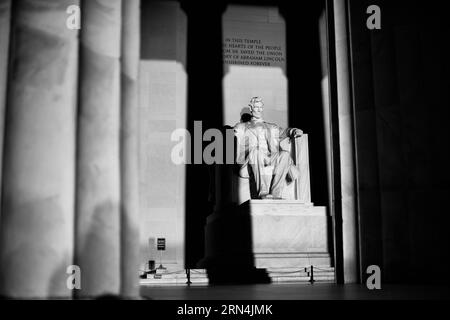 WASHINGTON, DC - das Lincoln Memorial befindet sich am westlichen Ende der Washington DC National Mall. Es liegt direkt nach Osten in Richtung Washington Monument und US Capitol Building. Die Hauptkammer ist in Form eines neoklassizistischen Tempels gestaltet und wird von einer großen Statue des sitzenden Präsidenten Abraham Lincoln dominiert. Es wurde von Daniel Chester French entworfen und 1920 fertiggestellt. Das Lincoln Memorial wurde im Mai 1922 eingeweiht. Stockfoto