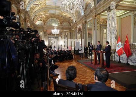 (150523) -- LIMA, 22. Mai 2015 -- der chinesische Ministerpräsident Li Keqiang (2. R) und der peruanische Präsident Ollanta Humala (1. R) nehmen an einer Pressekonferenz Teil, die nach ihren Gesprächen in Lima, der Hauptstadt Perus, am 22. Mai 2015 abgehalten wird. ) (wf) PERU-LIMA-CHINESISCHE PREMIER-PREMIER-PRESSEKONFERENZ LiuxWeibing PUBLICATIONxNOTxINxCHN 150523 Lima 22. Mai 2015 Chinesischer Ministerpräsident Keqiang 2. R. und peruanischer Präsident Ollanta Humala 1. R. nehmen nach ihren Gesprächen in der peruanischen Hauptstadt Lima am 22. Mai 2015 an einer Pressekonferenz des chinesischen Premierministers WF Peru Lima LiuxBLINTINNNNNNNNNNNUXN Teil Stockfoto