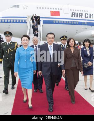 (150522) -- LIMA, 22. Mai 2015 -- der chinesische Premier Li Keqiang (C) und seine Frau Cheng Hong (L) kommen am 22. Mai 2015 in Lima, der Hauptstadt Perus, zu einem offiziellen Besuch in Peru auf Einladung des peruanischen Präsidenten Ollanta Humala an. ) (wf) PERU-LIMA-CHINESE PREMIER-VISIT HuangxJingwen PUBLICATIONxNOTxINxCHN 150522 Lima 22. Mai 2015 Chinesischer Ministerpräsident verließ Keqiang C und seine Frau Cheng Hong l kommen AM 22. Mai 2015 in der peruanischen Hauptstadt Lima an, um AUF Einladung des peruanischen WF-Präsidenten Ollanta Humala Peru chinesischen Ministerpräsidenten zu einem offiziellen Besuch in Peru zu kommen besuchen Sie HuangxJingwen PUBLICATIONxNOTxINxCHN Stockfoto