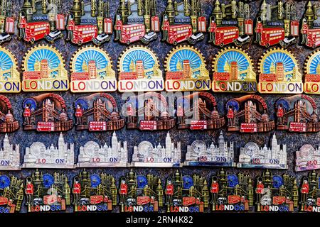 Westminster, London, England, Großbritannien - wiederholtes Muster von Souvenir-Kühlschrankmagneten am Touristenstand auf der Westminster Bridge Stockfoto