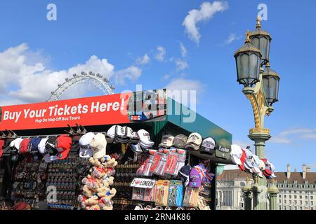 Westminster, London, England, Großbritannien - Touristenstand an der Westminster Bridge, an dem Londoner Souvenirs wie Hüte, Schilder und Kühlschrankmagnete verkauft werden Stockfoto