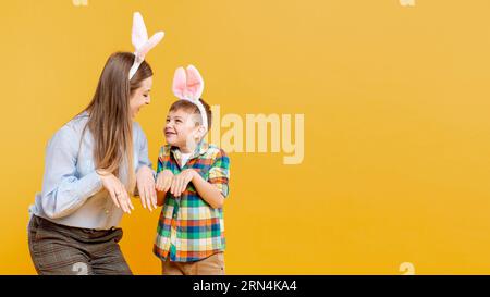 Mutter Sohn imitiert Kaninchen mit Kopierraum Stockfoto