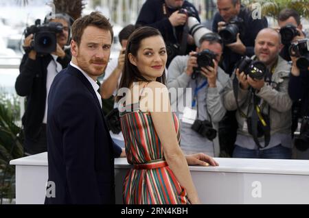 ROTER TEPPICH FÜR UNTERHALTUNG 68. Internationale Filmfestspiele von Cannes: Photocall Macbeth (150523) -- CANNES, -- Schauspielerin Marion Cotillard (R) und Schauspieler Michael Fassbender posieren während des Fotocalls des Films Macbeth im Wettbewerb auf den 68. Filmfestspielen in Cannes, Frankreich, am 21. Mai 2015. (Djj) FRANCE-CANNES-FILM FESTIVAL-MACBETH-PHOTOCALL ZhouxLei PUBLICATIONxNOTxINxCHN Entertainment Red Carpet 68 International Film Festival from Cannes Photo call Macbeth 150523 Cannes Schauspielerin Marion Cotillard r und Schauspieler Michael Faßbender posieren während des Photo Call of the Film Macbeth in Comp Stockfoto