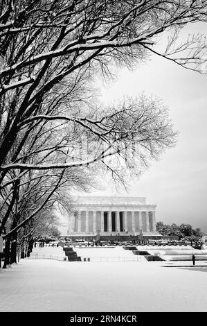 WASHINGTON, DC - das Lincoln Memorial befindet sich am westlichen Ende der Washington DC National Mall. Es liegt direkt nach Osten in Richtung Washington Monument und US Capitol Building. Die Hauptkammer ist in Form eines neoklassizistischen Tempels gestaltet und wird von einer großen Statue des sitzenden Präsidenten Abraham Lincoln dominiert. Es wurde von Daniel Chester French entworfen und 1920 fertiggestellt. Das Lincoln Memorial wurde im Mai 1922 eingeweiht. Stockfoto