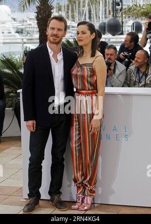 ROTER TEPPICH FÜR UNTERHALTUNG 68. Internationale Filmfestspiele von Cannes: Photocall Macbeth (150523) -- CANNES, -- Schauspielerin Marion Cotillard (R) und Schauspieler Michael Fassbender posieren während des Fotocalls des Films Macbeth im Wettbewerb auf den 68. Filmfestspielen in Cannes, Frankreich, am 21. Mai 2015. (Djj) FRANCE-CANNES-FILM FESTIVAL-MACBETH-PHOTOCALL ZhouxLei PUBLICATIONxNOTxINxCHN Entertainment Red Carpet 68 International Film Festival from Cannes Photo call Macbeth 150523 Cannes Schauspielerin Marion Cotillard r und Schauspieler Michael Faßbender posieren während des Photo Call of the Film Macbeth in Comp Stockfoto