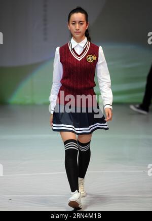 (150524) -- YIYANG, -- Ein Modell zeigt eine Schöpfung während eines Designwettbewerbs für Schuluniformen am Hunan Arts and Crafts Vocational College in Yiyang, Provinz Hunan in Zentralchina, 23. Mai 2015. ) (mt) CHINA-HUNAN-YIYANG-FASHION SHOW (CN) LixGa PUBLICATIONxNOTxINxCHN 150524 YIYANG ein Modell zeigt eine Schöpfung während eines Designwettbewerbs von SCHULUNIFORMEN AN DER Hunan Arts and Crafts Vocational College in Yiyang Central China S Hunan Province 23. Mai 2015 Mt China Hunan Yiyang Fashion Show CN LixGa PUBLTXION Stockfoto