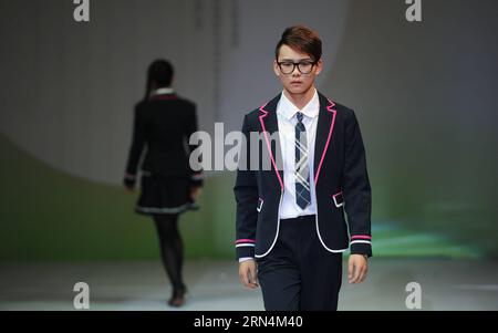 (150524) -- YIYANG, -- Ein Modell zeigt eine Schöpfung während eines Designwettbewerbs für Schuluniformen am Hunan Arts and Crafts Vocational College in Yiyang, Provinz Hunan in Zentralchina, 23. Mai 2015. ) (mt) CHINA-HUNAN-YIYANG-FASHION SHOW (CN) LixGa PUBLICATIONxNOTxINxCHN 150524 YIYANG ein Modell zeigt eine Schöpfung während eines Designwettbewerbs von SCHULUNIFORMEN AN DER Hunan Arts and Crafts Vocational College in Yiyang Central China S Hunan Province 23. Mai 2015 Mt China Hunan Yiyang Fashion Show CN LixGa PUBLTXION Stockfoto