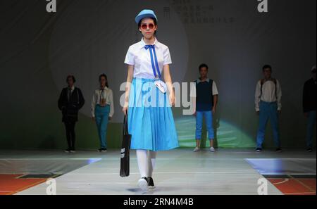 (150524) -- YIYANG, -- Ein Modell zeigt eine Schöpfung während eines Designwettbewerbs für Schuluniformen am Hunan Arts and Crafts Vocational College in Yiyang, Provinz Hunan in Zentralchina, 23. Mai 2015. ) (mt) CHINA-HUNAN-YIYANG-FASHION SHOW (CN) LixGa PUBLICATIONxNOTxINxCHN 150524 YIYANG ein Modell zeigt eine Schöpfung während eines Designwettbewerbs von SCHULUNIFORMEN AN DER Hunan Arts and Crafts Vocational College in Yiyang Central China S Hunan Province 23. Mai 2015 Mt China Hunan Yiyang Fashion Show CN LixGa PUBLTXION Stockfoto