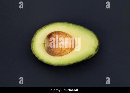 Draufsicht Avocado Hälfte mit Grube Stockfoto