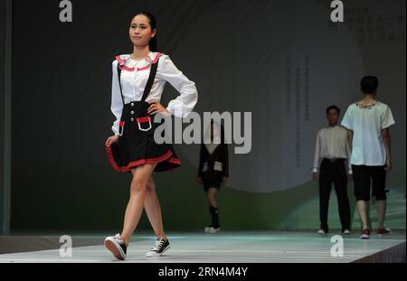 (150524) -- YIYANG, -- Ein Modell zeigt eine Schöpfung während eines Designwettbewerbs für Schuluniformen am Hunan Arts and Crafts Vocational College in Yiyang, Provinz Hunan in Zentralchina, 23. Mai 2015. ) (mt) CHINA-HUNAN-YIYANG-FASHION SHOW (CN) LixGa PUBLICATIONxNOTxINxCHN 150524 YIYANG ein Modell zeigt eine Schöpfung während eines Designwettbewerbs von SCHULUNIFORMEN AN DER Hunan Arts and Crafts Vocational College in Yiyang Central China S Hunan Province 23. Mai 2015 Mt China Hunan Yiyang Fashion Show CN LixGa PUBLTXION Stockfoto