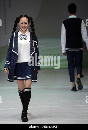 (150524) -- YIYANG, -- Ein Modell zeigt eine Schöpfung während eines Designwettbewerbs für Schuluniformen am Hunan Arts and Crafts Vocational College in Yiyang, Provinz Hunan in Zentralchina, 23. Mai 2015. ) (mt) CHINA-HUNAN-YIYANG-FASHION SHOW (CN) LixGa PUBLICATIONxNOTxINxCHN 150524 YIYANG ein Modell zeigt eine Schöpfung während eines Designwettbewerbs von SCHULUNIFORMEN AN DER Hunan Arts and Crafts Vocational College in Yiyang Central China S Hunan Province 23. Mai 2015 Mt China Hunan Yiyang Fashion Show CN LixGa PUBLTXION Stockfoto