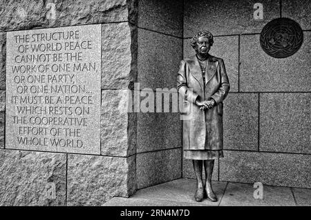 Eleanor Roosevelt Statue, FDR Memorial, Washington D.C. Schwarzweißfoto zeigt die Statue neben einer Steinschnitzerei mit einem Zitat und einem UN-Emblem. Stockfoto