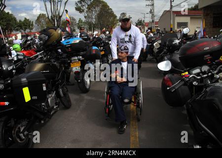 (150524) -- BOGOTA, 24. Mai 2015 -- Ein Mitglied der Sicherheitskräfte, das sein linkes Bein in einem Kampf verlor, durchfährt während einer Motortour in Bogota, Kolumbien, am 24. Mai 2015 Reihen von Motorrädern. Laut der lokalen Presse fährt ein Wohnwagen mit Motorrädern, die behinderte Mitglieder der Sicherheitskräfte Kolumbiens transportieren, durch die Straßen von Bogota, um den Menschen Respekt zu zollen, die im Dienst des Landes getötet und verwundet wurden. LUISA GONZALEZ/COLPRENSA) (DA) VERPFLICHTENDE GUTSCHRIFT KEIN VERKAUF-KEIN ARCHIV REDAKTIONELLE VERWENDUNG NUR KOLUMBIEN AUS COLOMBIA-BOGOTA-SOCIETY-MOTOR-TOUR-EVENT E COLPRENSA PUBLICATIONXNOTXINXCHN 150524 BOG Stockfoto