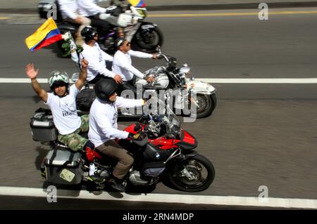 (150524) -- BOGOTA, 24. Mai 2015 -- Motorradfahrer mit behinderten Mitgliedern der Sicherheitskräfte Kolumbiens durchstreifen am 24. Mai 2015 die Straßen in Bogota, Kolumbien. Laut der lokalen Presse fährt ein Wohnwagen mit Motorrädern, die behinderte Mitglieder der Sicherheitskräfte Kolumbiens transportieren, durch die Straßen von Bogota, um den Menschen Respekt zu zollen, die im Dienst des Landes getötet und verwundet wurden. Luisa Gonzalez/COLPRENSA) (da) VERPFLICHTENDE GUTSCHRIFT KEIN VERKAUF-KEIN ARCHIV REDAKTIONELLE VERWENDUNG NUR KOLUMBIEN AUS KOLUMBIEN-BOGOTA-SOCIETY-MOTOR-TOUR-EVENT e COLPRENSA PUBLICATIONxNOTxINxCHN 150524 Bogota 24. Mai 2015 Motorbiker mit DISA Stockfoto