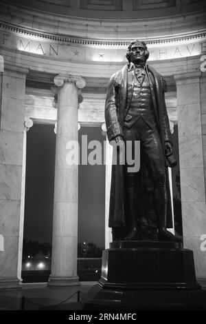 WASHINGTON, DC - das Jefferson Memorial in Washington DC liegt am Ufer des Tidal Basin, gleich neben der National Mall. Es liegt direkt nach Norden und blickt auf das Washington Monument und das Weiße Haus. Es erinnert an Thomas Jefferson (1743-1826), eines der prominentesten Mitglieder der Gründungsväter der Vereinigten Staaten, den Hauptautor der Unabhängigkeitserklärung und den dritten Präsidenten der Vereinigten Staaten. Das Jefferson Memorial befindet sich auf einer Insel am Potomac River. Es wurde von John Russel Pope entworfen und 1943 fertiggestellt. Eine große Bronzestatue von Thomas Jefferson von Ru Stockfoto