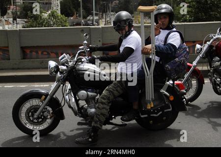 (150524) -- BOGOTA, 24. Mai 2015 -- Ein Motorradfahrer, der ein behindertes Mitglied der Sicherheitskräfte Kolumbiens trägt, macht sich am 24. Mai 2015 bereit, auf den Straßen von Bogota, Kolumbien, zu Streifen. Laut der lokalen Presse fährt ein Wohnwagen mit Motorrädern, die behinderte Mitglieder der Sicherheitskräfte Kolumbiens transportieren, durch die Straßen von Bogota, um den Menschen Respekt zu zollen, die im Dienst des Landes getötet und verwundet wurden. Luisa Gonzalez/COLPRENSA) (da) VERPFLICHTENDE GUTSCHRIFT KEIN VERKAUF-KEIN ARCHIV REDAKTIONELLE VERWENDUNG NUR KOLUMBIEN AUS KOLUMBIEN-BOGOTA-SOCIETY-MOTOR-TOUR-EVENT e COLPRENSA PUBLICATIONxNOTxINxCHN 150524 Bogota 24. Mai 2015 ein Motor bik Stockfoto