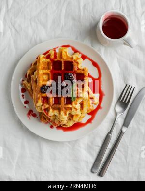 Blick von oben leckere Waffeln mit Sirup Stockfoto