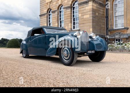 1934 Bugatti Type 57 Stelvio beim 2023 Salon Prive Concours im Blenheim Palace Woodstock Oxfordshire UK Stockfoto
