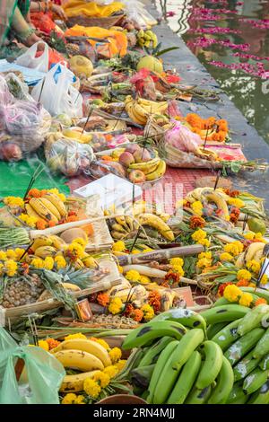 Hinduistische Gottesopfer für sonnengott während des Chhath Festivals aus verschiedenen Blickwinkeln Stockfoto