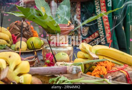 Hinduistische Gottesopfer für sonnengott während des Chhath Festivals aus verschiedenen Blickwinkeln Stockfoto