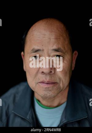 (150525) -- DAHUA, 25. Mai 2015 -- das Foto zeigt das Porträt des 44-jährigen Meng Shaoyuan, ein Bewohner des Dorfes Nongyong in der Gemeinde Bansheng im Südwesten Chinas Guangxi Zhuang. Er ist seit 44 Jahren Lehrer. Er sagte, dass er nach seiner Schulzeit Farmer werden würde. Bansheng Township mit Karst Landformen wird von der UNFAO als einer der ungeeignetsten Orte für menschliche Wohnstätten mit Ausnahme der Wüste identifiziert. Menschen, die unter so schwierigen Bedingungen leben, haben sowohl Kämpfe zwischen Mensch und Natur als auch die Entwicklung des Townships erlebt. ) (MP) CHINA-GUANGXI-BANSHENG- Stockfoto