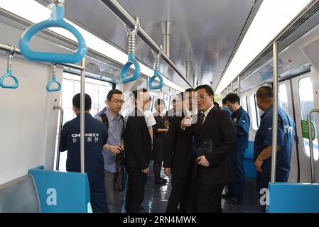 (150525) -- CHANGCHUN, 25. Mai 2015 -- die Menschen haben eine Probefahrt in der letzten U-Bahn, die für die Olympischen Spiele 2016 in Rio de Janeiro in Changchun Railway Vehicles Co. Ltd. der China CNR Corporation Ltd. in Changchun, der Hauptstadt der nordöstlichen chinesischen Provinz Jilin, am 25. Mai 2015 entworfen wurde. Der letzte U-Bahn-Zug für die Olympischen Spiele 2016 in Rio de Janeiro rollte am Montag hier von der Produktionslinie ab und wurde nach Brasilien geliefert. Der aus sechs Wagen bestehende U-Bahn-Zug mit einer Kapazität von 2.240 Personen kann mit einer Höchstgeschwindigkeit von 100 km/h fahren. Die Changchun Railway Vehicles Co. Ltd. Des Chi Stockfoto