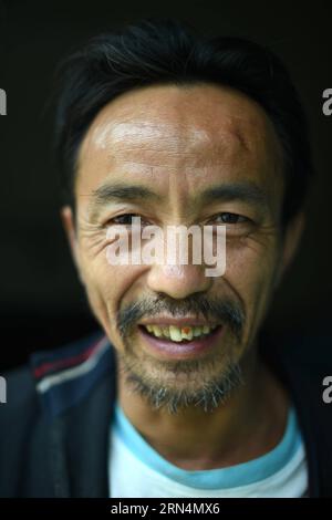 (150525) -- DAHUA, 25. Mai 2015 -- das Foto zeigt das Porträt des 51-jährigen Meng Yuque, einem Bewohner des Dorfes Nongyong in der Gemeinde Bansheng, der autonomen Region Guangxi Zhuang im Südwesten Chinas. Er ist seit 1987 Leiter des Nongzuotun-Dorfes Nongyong. Bansheng Township mit Karst Landformen wird von der UNFAO als einer der ungeeignetsten Orte für menschliche Wohnstätten mit Ausnahme der Wüste identifiziert. Menschen, die unter so schwierigen Bedingungen leben, haben sowohl Kämpfe zwischen Mensch und Natur als auch die Entwicklung des Townships erlebt. ) (mp) CHINA-GUANGXI-BANSHENG-PORTRAITS (CN) HuangxXiaoban Stockfoto