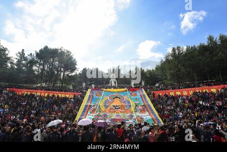 (150525) -- KANGDING, 25. Mai 2015 -- Anwohner besuchen eine Pilgermesse auf dem Paoma-Berg in Kangding der tibetischen Autonomen Präfektur Ganzi, südwestchinesische Provinz Sichuan, 25. Mai 2015. Buddhas Geburtstag, der achte Tag des Aprils nach chinesischem Mondkalender, fällt auf den 25. Mai dieses Jahres. Die Pilgermesse auf dem Paoma Mountain, die auf mehr als 1.000 Jahre zurückgeht, ist ein jährliches fest zur Feier der Geburt Buddhas. )(wjq) CHINA-SICHUAN-BIRTH OF BUDDHA-CELEBRATION (CN) JiangxHongjing PUBLICATIONxNOTxINxCHN 150525 Kangding Mai 25 2015 Anwohner besuchen Stockfoto