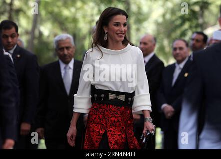 (150525) -- AMMAN, 25. Mai 2015 -- jordanische Königin Rania (C) kommt am 25. Mai 2015 zu einer Zeremonie zum 69. Unabhängigkeitstag des Landes in Amman, Jordanien.) JORDAN-AMMAN-INDEPENCENCE DAY MohammadxAbuxGhosh PUBLICATIONxNOTxINxCHN 150525 Amman Mai 25 2015 Jordan S Queen Rania C kommt zu einer Zeremonie zum 69. Unabhängigkeitstag des Landes in Amman Jordanien AM 25 2015. Mai Jordan Amman Day MohammadxAbuxGhosh PUICATIONxCHINxCHINxCHINN Stockfoto
