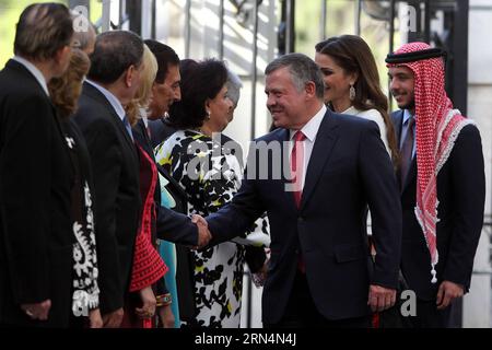 (150525) -- AMMAN, 25. Mai 2015 -- Jordans König Abdullah (3. R), seine Frau Königin Rania (2. R) und Kronprinz Hussein (1. R) nehmen am 25. Mai 2015 an einer Zeremonie zum 69. Unabhängigkeitstag des Landes in Amman, Jordanien, Teil.) JORDAN-AMMAN-INDEPENCENCE DAY MohammadxAbuxGhosh PUBLICATIONxNOTxINxCHN 150525 Amman 25 2015. Mai Jordan S King Abdullah 3. R seine Frau Königin Rania 2. R und Kronprinz Hussein 1. R nehmen an einer Zeremonie zum 69. Unabhängigkeitstag des Landes in Amman Jordan Amman Day MohamGATxBLINxHIxH. Mai 25 2015 Stockfoto