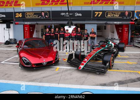 MESONERO Alejandro, Alfa Romeo Designer, IMPARATO Jean-Philippe, Alfa Romeo Chief Executive Officer, Portrait ALUNNI BRAVI Alessandro (ita), Managing Director der sauber Group & Team Representative, Portrait BOTTAS Valtteri (fin), Alfa Romeo F1 Team Stake C43, Portrait ZHOU Guanyu (Chi), Alfa Romeo F1 Team Stake C43, Alfa Romeo F1 Team Stake, Portrait Alfa Romeo F1 Team Stake, Ambiance Alfa Romeo Stralade 33 während der 2023 Formel 1 Pirelli Grand Premio dÂItalia Grand Prix, 14. Runde der Formel-1-Weltmeisterschaft 2023 vom 1. bis 3. September 2023 auf dem Autodromo Nazionale di Monza in Monza, Italien Stockfoto