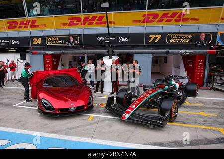 MESONERO Alejandro, Alfa Romeo Designer, IMPARATO Jean-Philippe, Alfa Romeo Chief Executive Officer, Portrait ALUNNI BRAVI Alessandro (ita), Managing Director der sauber Group & Team Representative, Portrait BOTTAS Valtteri (fin), Alfa Romeo F1 Team Stake C43, Portrait ZHOU Guanyu (Chi), Alfa Romeo F1 Team Stake C43, Alfa Romeo F1 Team Stake, Portrait Alfa Romeo F1 Team Stake, Ambiance Alfa Romeo Stralade 33 während der 2023 Formel 1 Pirelli Grand Premio dÂ&#x80;&#x99;Italia Grand Prix, 14. Runde der Formel-1-Weltmeisterschaft 2023 vom 1. bis 3. September 2023 auf dem Autodromo Nazionale di Monza in Monza, Italien Stockfoto