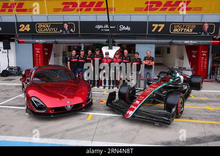 MESONERO Alejandro, Alfa Romeo Designer, IMPARATO Jean-Philippe, Alfa Romeo Chief Executive Officer, Portrait ALUNNI BRAVI Alessandro (ita), Managing Director der sauber Group & Team Representative, Portrait BOTTAS Valtteri (fin), Alfa Romeo F1 Team Stake C43, Portrait ZHOU Guanyu (Chi), Alfa Romeo F1 Team Stake C43, Alfa Romeo F1 Team Stake, Portrait Alfa Romeo F1 Team Stake, Ambiance Alfa Romeo Stralade 33 während der 2023 Formel 1 Pirelli Grand Premio dÂItalia Grand Prix, 14. Runde der Formel-1-Weltmeisterschaft 2023 vom 1. bis 3. September 2023 auf dem Autodromo Nazionale di Monza in Monza, Italien Stockfoto