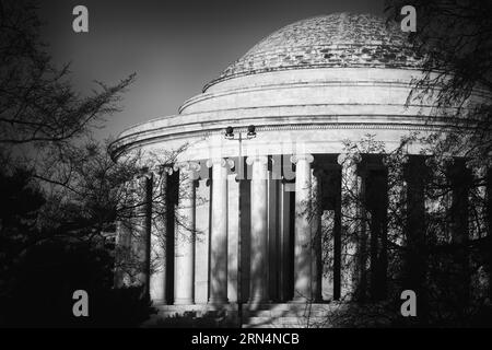 WASHINGTON DC, USA - Die östliche Seite des Jefferson Memorial ist in goldenes Licht kurz nach Sonnenaufgang gebadet. Stockfoto