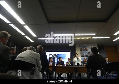 CAMPINAS, 22. Mai 2015 -- Bild aufgenommen am 22. Mai 2015 zeigt den Vizepräsidenten der Firma BYD von China Li Ke (stehend) während einer Zeremonie im Rathaus von Campinas, in die eine Investition von 150 Millionen brasilianischen Realen (rund 50 Millionen US-Dollar) investiert wurde wurde von BYD of China angekündigt, Solarzellen in Campinas, Sao Paulo, Brasilien, zu bauen. BYD, ein chinesischer Hersteller von Elektrofahrzeugen und Solarpaneelen, wird im nächsten Jahr zu den grünen Olympischen Spielen in Rio de Janeiro beitragen. Brasilien hat den zweitgrößten Busmarkt der Welt. Und wir glauben an Brasiliens Potenzial, seine p Stockfoto