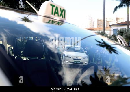 CAMPINAS, 22. Mai 2015 -- Bild aufgenommen am 22. Mai 2015 zeigt ein Elektrotaxi, das von der Firma der Elektrofahrzeuge BYD von China in Campinas, Sao Paulo, Brasilien, produziert wird. BYD, ein chinesischer Hersteller von Elektrofahrzeugen und Solarpaneelen, wird im nächsten Jahr zu den grünen Olympischen Spielen in Rio de Janeiro beitragen. Brasilien hat den zweitgrößten Busmarkt der Welt. Und wir glauben an Brasiliens Potenzial, seine Position als einer der größten Märkte für saubere Energie zu festigen, sagte Adalberto Maluf, Direktor für Marketing und Regierungsangelegenheiten bei BYD in Brasilien. Das Unternehmen baut ebenfalls einen Faktor auf Stockfoto