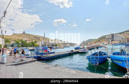 Blick auf den Hafen von Balaklava vom Stadtwall zum Eingang der Bucht am 27. Juli 2013, Krim. Stockfoto
