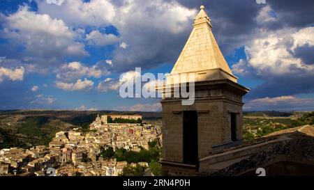 Chiesa di Santa Maria delle Scale, Kirchturm, bewölkter Himmel, Ragusa Ibla, Barockstadt, barockwinkel, Südost-Sizilien, Sizilien, Italien Stockfoto