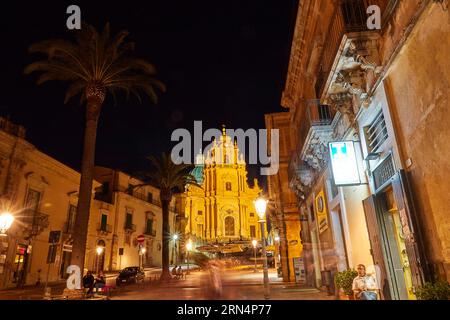 Piazza Duomo, Duomo di San Giorgio, Nachtaufnahme, Fußgängerzone, helle Straßenlaterne, Ragusa Ibla, barockstadt, Barockwinkel, Südostsizilien Stockfoto