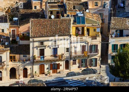 Haus in der Altstadt, schräg von oben, bunt, Fahnen, Scigli, barockstadt, Barockwinkel, Südosten, Sizilien, Italien Stockfoto