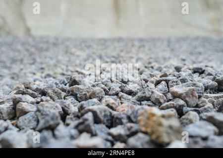 Feiner Kies. Hintergrundbaustein für den Straßenbau, Pflastersteine. Stockfoto