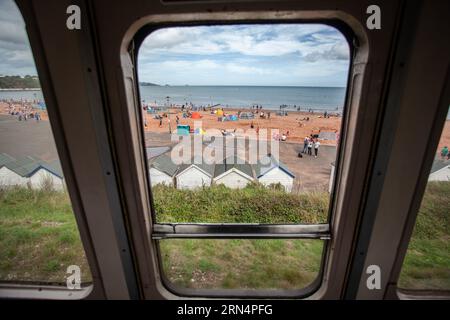 Blick von einem Zugfenster auf der Kingswear zur Paignton Dampfeisenbahn, Dorset, England, Vereinigtes Königreich Stockfoto