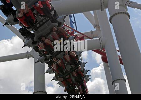 (150527) -- SINGAPUR, 27. Mai 2015 -- Besucher reiten auf den duellierenden Achterbahnen Battlestar Galactica: Human vs Cylon in den Universal Studios Singapur, 27. Mai 2015. Die duellierenden Achterbahnen Battlestar Galactica: Human vs Cylon in den Universal Studios Singapore werden nach der Neugestaltung der Ride Vehicles offiziell wieder für die Öffentlichkeit geöffnet. )(azp) SINGAPUR-UNIVERSAL STUDIOS-ACHTERBAHN-REOPEN ThenxChihxWey PUBLICATIONxNOTxINxCHN 150527 Singapur Mai 27 2015 Besucher fahren AUF den Duelling ACHTERBAHNEN Battlestar Galactica Human VS Cylon IN DEN Universal Studios Singapur in Singapur Stockfoto