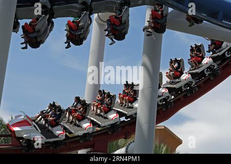 (150527) -- SINGAPUR, 27. Mai 2015 -- Besucher reiten auf den duellierenden Achterbahnen Battlestar Galactica: Human vs Cylon in den Universal Studios Singapur, 27. Mai 2015. Die duellierenden Achterbahnen Battlestar Galactica: Human vs Cylon in den Universal Studios Singapore werden nach der Neugestaltung der Ride Vehicles offiziell wieder für die Öffentlichkeit geöffnet. )(azp) SINGAPUR-UNIVERSAL STUDIOS-ACHTERBAHN-REOPEN ThenxChihxWey PUBLICATIONxNOTxINxCHN 150527 Singapur Mai 27 2015 Besucher fahren AUF den Duelling ACHTERBAHNEN Battlestar Galactica Human VS Cylon IN DEN Universal Studios Singapur in Singapur Stockfoto