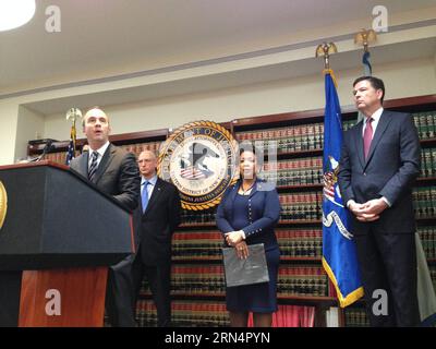 (150527) -- NEW YORK, 27. Mai 2015 -- Foto von einem Mobiltelefon zeigt US-Generalstaatsanwältin Loretta Lynch (2. R), Richard Weber (2. L), Leiter der Kriminalpolizei des Innenministeriums, FBI-Direktor James B. Comey (1. R) und der amtierende US-Staatsanwalt Kelly Currie vom Eastern District of New York nahm am 27. Mai 2015 an einer Pressekonferenz in New York, den Vereinigten Staaten, Teil. 14 Angeklagte, darunter hochrangige Funktionäre der FIFA, wurden am Mittwoch vom US-Justizministerium wegen Racketeering, Bankbetrug und Geldwäsche-Verschwörungen angeklagt, die sich durch die bereicherten Stockfoto