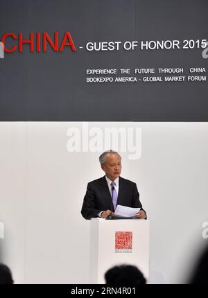 KULTUR Eröffnung der Buchmesse in New York (150527) -- NEW YORK, 27. Mai 2015 -- Cui Tiankai, chinesischer Botschafter in den Vereinigten Staaten, hält eine Rede während der Eröffnungszeremonie des China-Guest of Honor 2015 BookExpo America's Global Market Forum in New York, USA, am 27. Mai 2015. Mit fast 10.000 Buchtiteln von rund 150 Verlagen kam China in dieser Verlags- und Kulturhauptstadt der Welt ins Rampenlicht, als die BookExpo America (BEA) 2015 am Mittwoch im Javits Center in New York City startete. ) US-NEW YORK-CHINA-BOOKEXPO AMERICA 2015 WANGXLEI PUBLICATIONXNOTXI Stockfoto