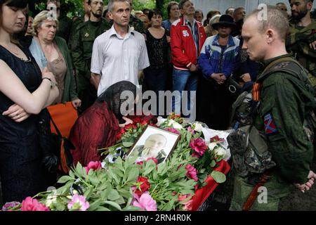 (150527) -- LUGANSK, 27. Mai 2015 -- Verwandte trauern während der Beerdigung von Alexej Mozgovoj und seinen Soldaten in Alchevsk, Lugansk Region, Ostukraine, am 27. Mai 2015. Alexej Mozgovoy, einer der führenden Aufständischen, wurde am Samstag getötet, nachdem sein Auto angeblich von der ukrainischen Armee unter Beschuss geriet. ) UKRAINE-LUGANSK-BEERDIGUNG AlexanderxErmochenko PUBLICATIONxNOTxINxCHN 150527 Lugansk Mai 27 2015 Verwandte Morne während der Beerdigung von Alexey Mozgovoy und seinen Soldaten in der Region Alchevsk Lugansk Ostukraine AM 27 2015. Mai Alexey Mozgovoy einer der Top Rebellenkommandeure What KI Stockfoto