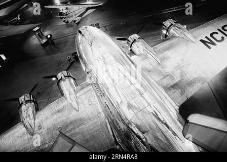 Boeing 307 Stratoliner, Smithsonian Air and Space Museum (Dulles), Washington, D.C. Schwarzweißfoto mit einer erhöhten Ansicht des Rumpfes und vier Propellern. Stockfoto